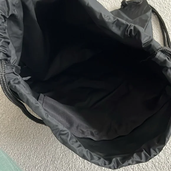 Travis Mathew drawstring bag - Picture 5 of 5